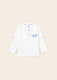 Prachtig shirtje van Mayoral met wit en lichtblauwe details.