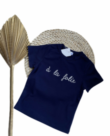 Prachtig donkerblauw shirtje met zilveren letters.