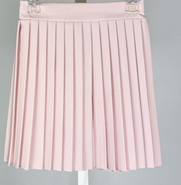 Fijn plooirokje in het oudroze met een mooie boord .
