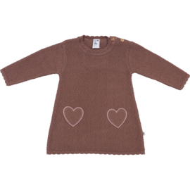 Mooi gebreid jurkje in een warme roestkleur van Klein babykleding.