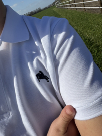 Mooie uitgewerkte polo met een stoer logo .