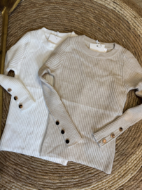 Heerlijk zacht truitje in het offwhite met goudkleurige knopen.