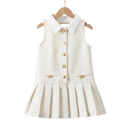 Mooie uitgewerkte jurk met goudkleurige details.