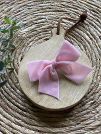 Prachtige haarstrik in het roze van velours.
