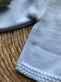 Prachtig babyblauw gebreid vestje .