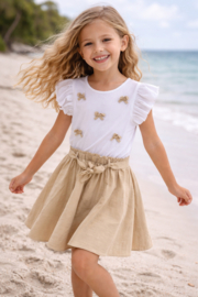 Heerlijk jurkje met strikjes in het zand .