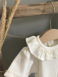 Prachtige romper met een mooie ruffle kraag in het Creme.