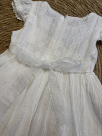 Prachtig offwhite jurkje met broderie .