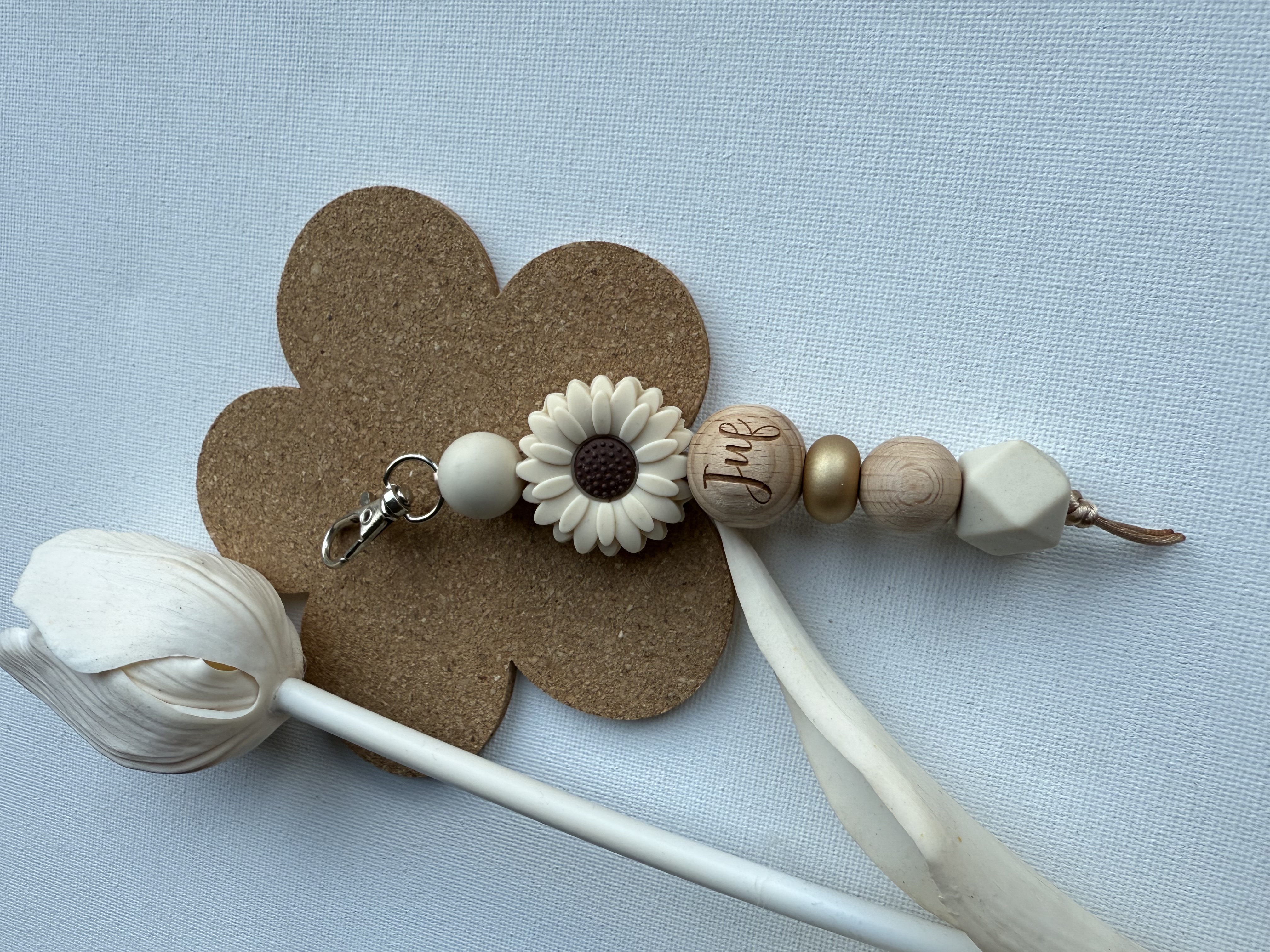 Sleutelhanger Juf zandtinten met goudtinten .