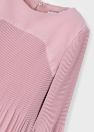 Mooi uitgewerkt jurkje van Mayoral in het oudroze.