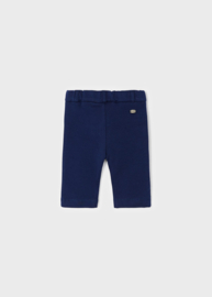 Mooi uitgewerkt donkerblauw broekje van Mayoral.