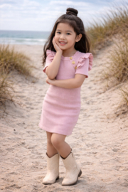 Fijne gebreide jurkjes met goudkleurige details in het roze .