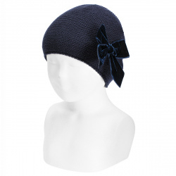 Prachtige baret van Condor met velvet strik in het donkerblauw.