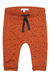 Fijn zacht Noppies broekje in de kleur roest met donkerblauw.