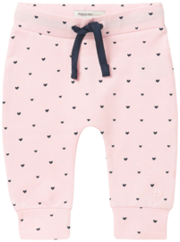 Fijn Noppies broekje roze met donkerblauwe hartjes.
