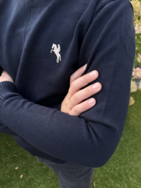 Prachtige donkerblauwe trui met logo.