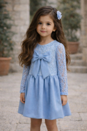 Mooi uitgewerkt ballon jurkje met kant in het lichtblauw.