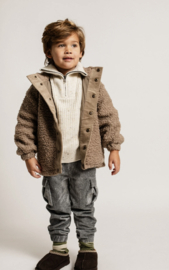 Stoere teddyjas van Baje in het bruin .