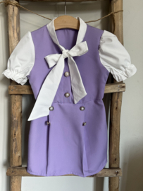 Chique jurkje met strik in lila/offwhite.
