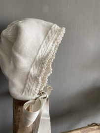 Prachtige uitgewerkte doopjurk  met bonnet en slofjes in het Offwhite.