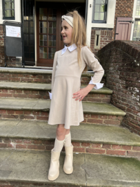 Mooi zandkleurig jurkje met blouse kraag en manchetten.