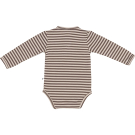 Gestreepte romper van klein babykleding in het bruin/zand.
