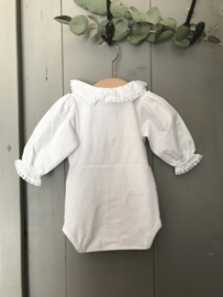 Prachtige uitgewerkte romper/blouse met mooie kraag en mouwtjes in het wit.