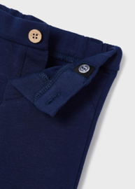 Mooi uitgewerkt donkerblauw broekje van Mayoral.