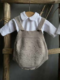 Prachtige gebreide romper in de kleur Taupe.