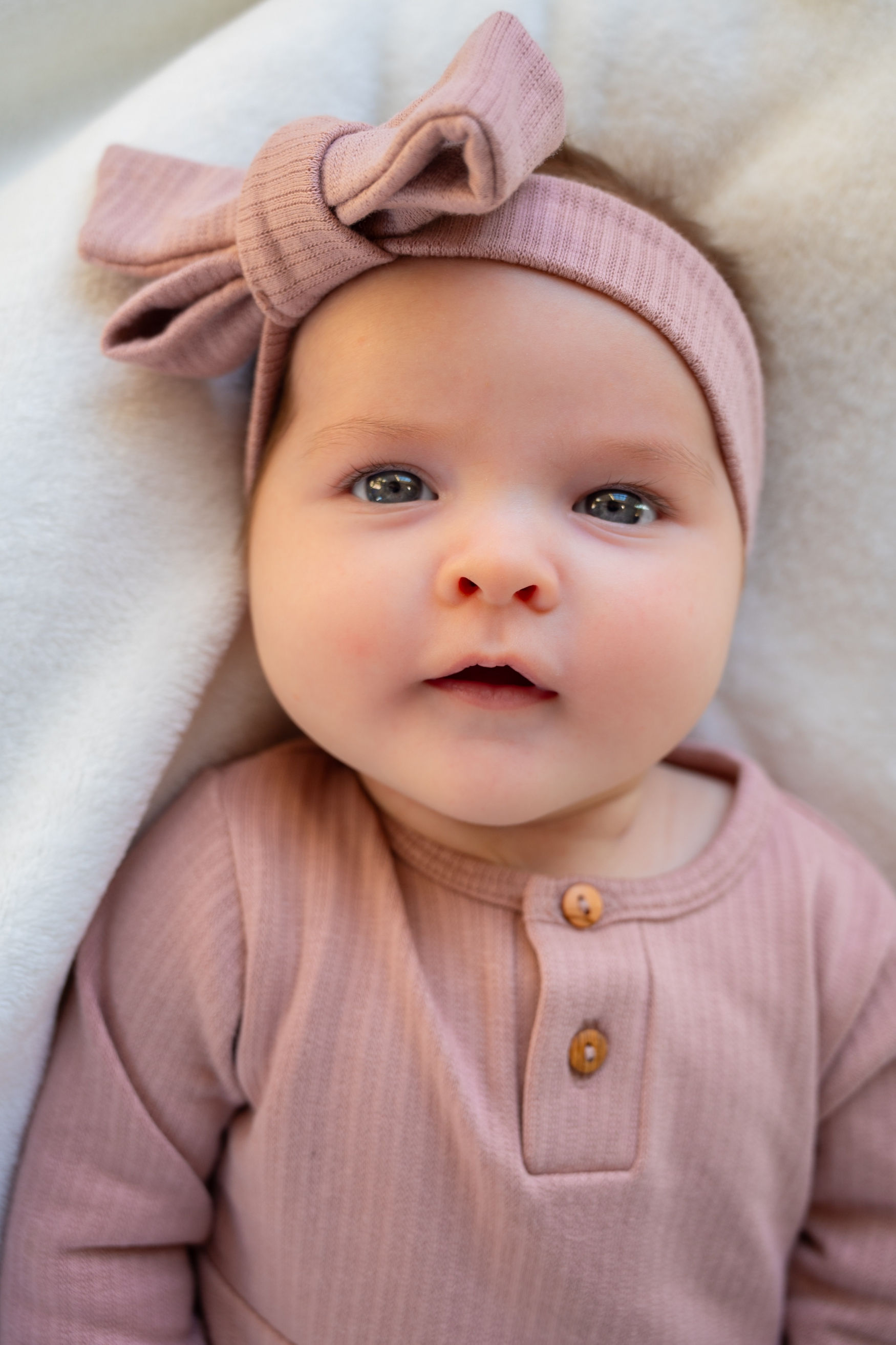 Mooi uitgewerkt jurkje van Klein baby in het oudroze.