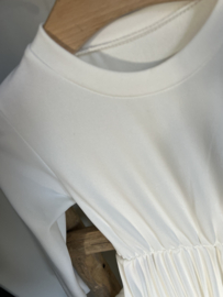 Mooi plissé jurkje met bijpassend tasje in het offwhite.