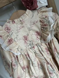 Mooie uitgewerkte jurk van Camellia Boutique met bloemenmotief.