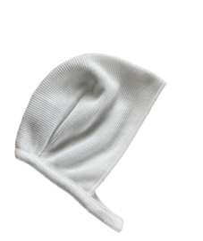Prachtig fijn gebreid bonnet mutsje van Mac Ilusion in de kleur wit.