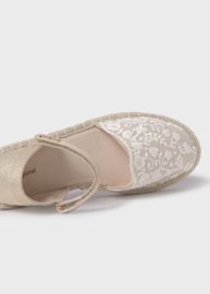 Mooie goudkleurige espadrilles van Mayoral.