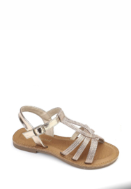 Champagne kleurige sandalen met stevige zool en voetbed.