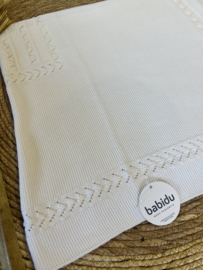 Heerlijk zacht katoen gebreid deken van Babidu in het wit.