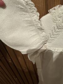 Prachtige doopjurk van Mac ilusion in het offwhite met bijpassend mutsje .
