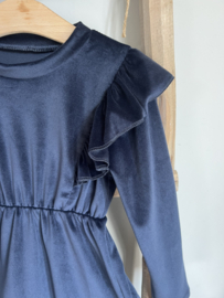 Prachtig velours jurkje met tasje in het donkerblauw.