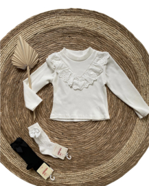 Shirtje met broderie in het offwhite.