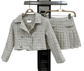 Mooi boucle jasje in het offwhite met goud.