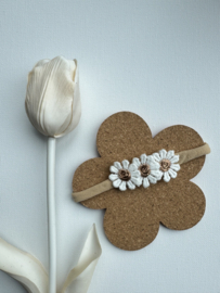 Schattig haarbandje met 3 offwhite bloemen met brons.