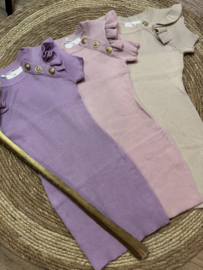 Fijn gebreide jurk met goudkleurige knopen in het lila.