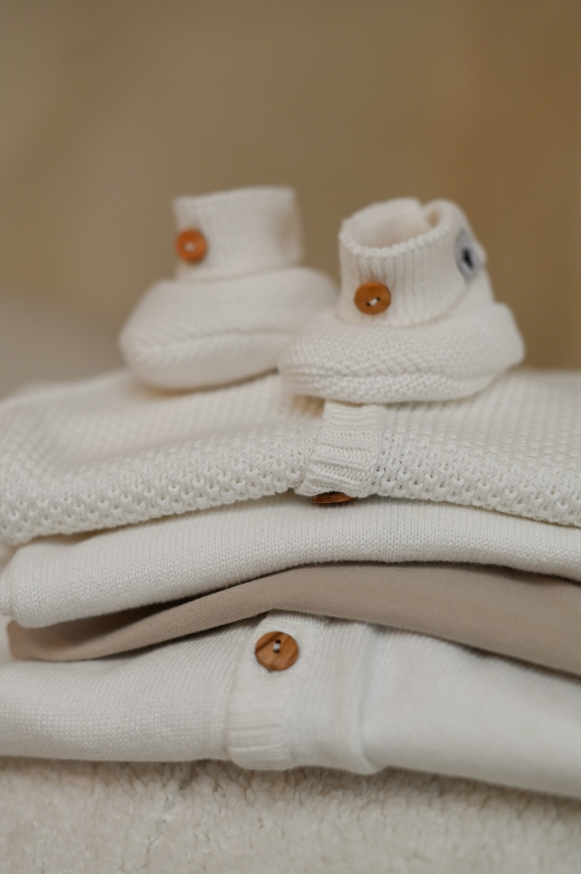 Fijn gebreid truitje van Klein babykleding in het offwhite.