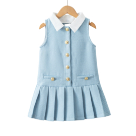 Mooie uitgewerkte jurk in het lichtblauw.