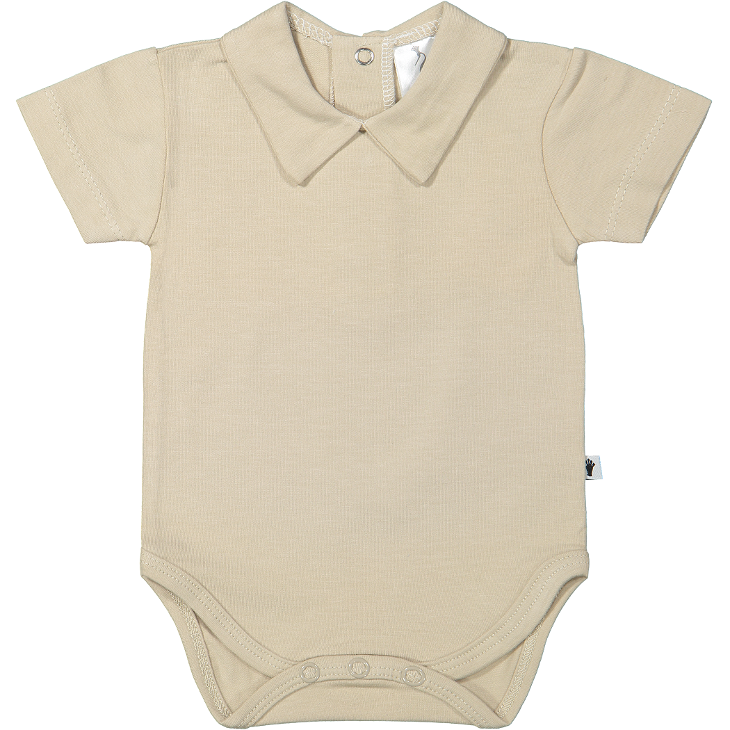 Polokraag romper met korte mouw van klein baby in het zandkleur.