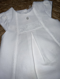 Prachtig Patachou jurkje met kant in het wit.