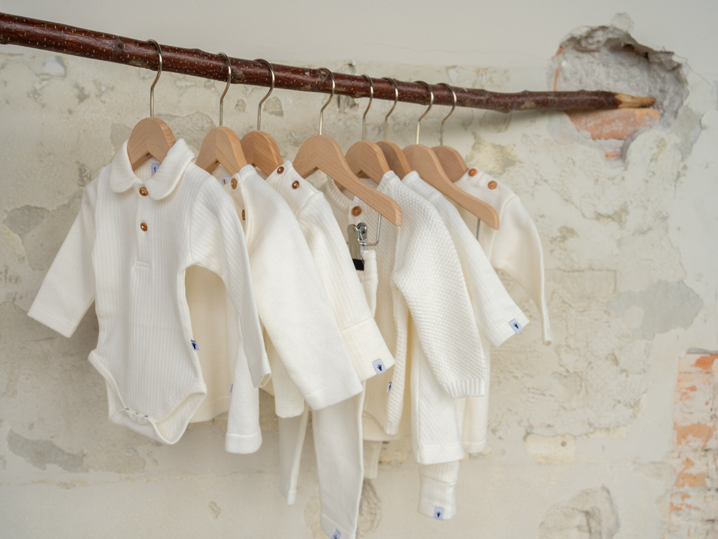 Mooi fijn gebreid broekje offwhite klein baby.