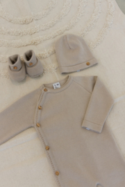 Mooi fijn gebreid boxpakje van klein in het zandkleur (pepper).