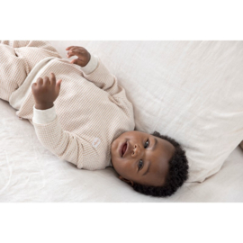 Fijne basis pyjama van Feetje in het zandkleur/witte wafelstof.