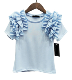 Lichtblauw shirtje met ruches bij de mouwen.